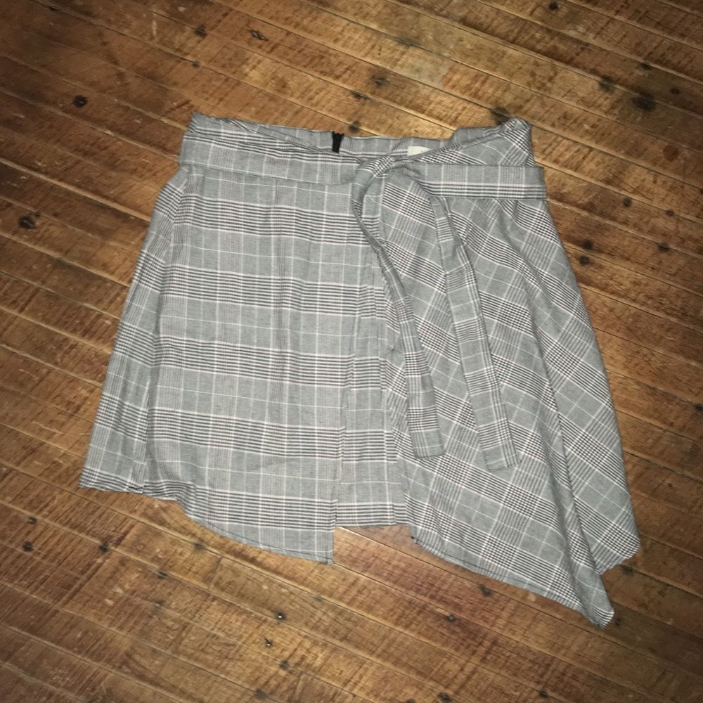Active USA L tie front gray plaid pseudo wrap skirt